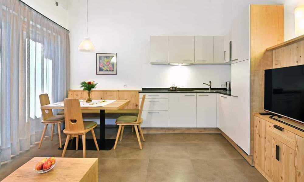 Ferienwohnung Kastelruth - Wohnbereich mit Küche